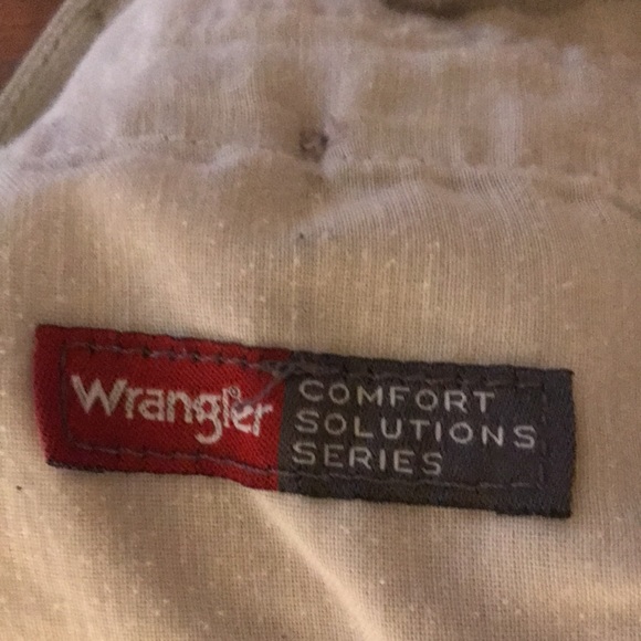 Wrangler comfort solutions series men’s khaki shorts Size 34 in good condition - Picture 3 of 16